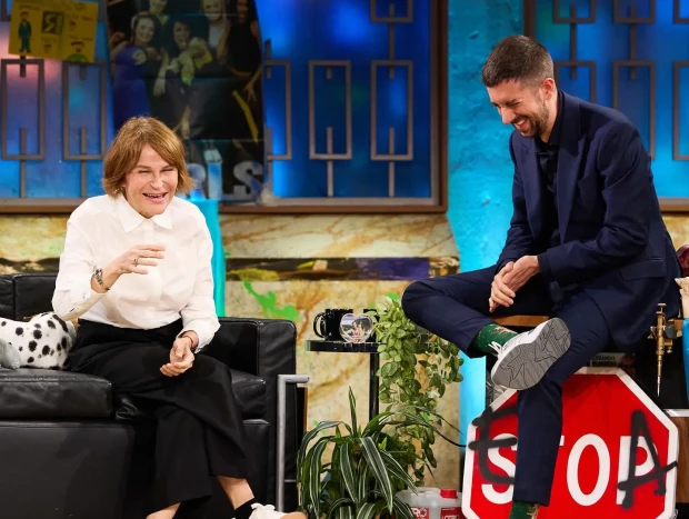 Antonia San Juan con David Broncano en 'La Revuelta'.