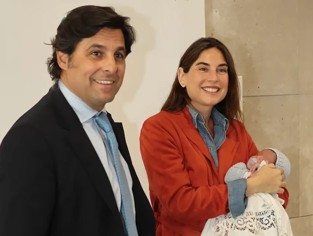 Francisco Rivera y Lourdes Montes con su bebé en brazos.