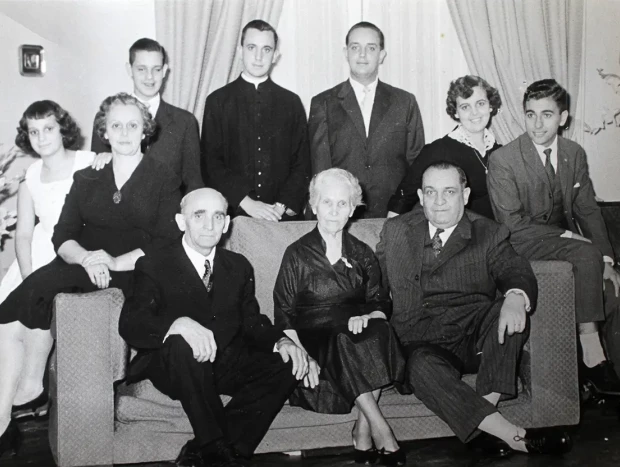 El Papa Francisco de joven con su familia.