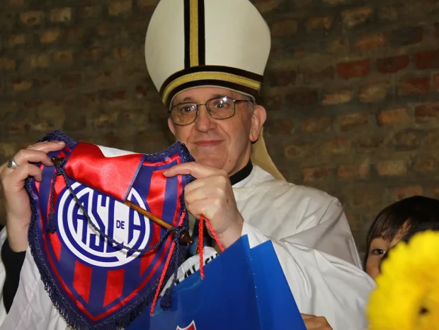 El Papa Francisco con una camiseta del club de fútbol Atlético de San Lorenzo de Almagro.