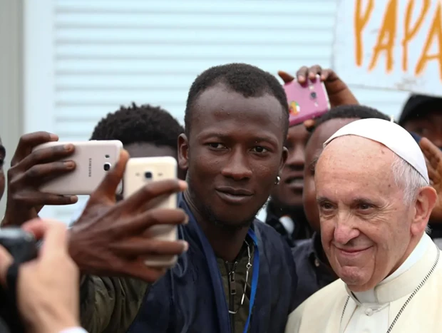 El Papa Francisco tomándose un selfie con un hombre en África.