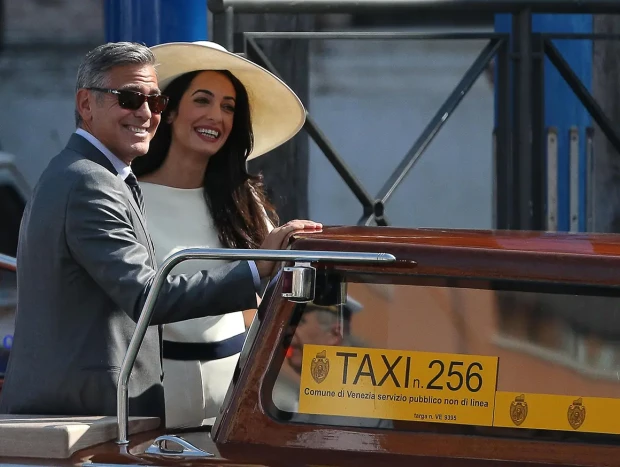 Amal Clooney George Clooney en una barca del festival de Cine de Venecia