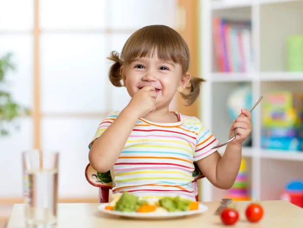Niña comiendo