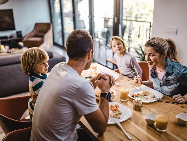 familia comiendo juntos