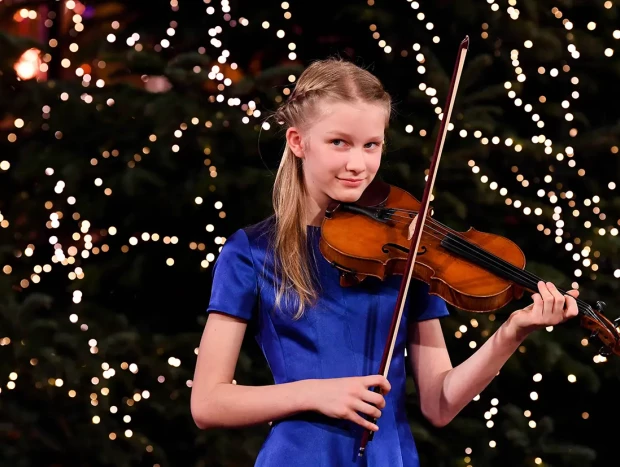 Éleonore de Bélgica tocando el violín.