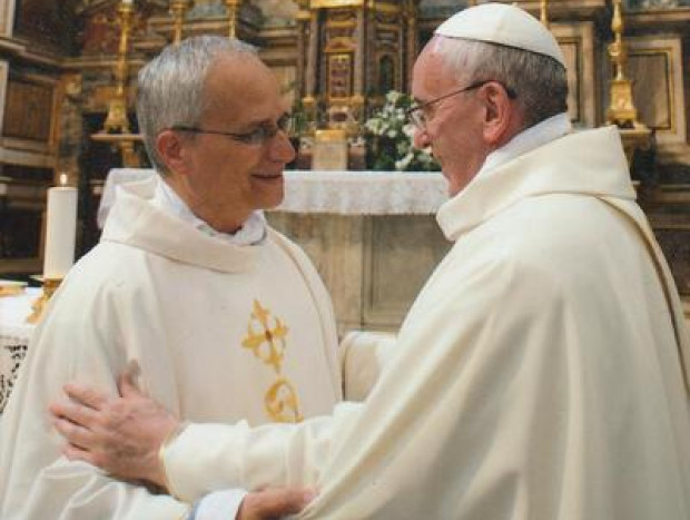 El hoy papa León XIV junto al papa Francisco.