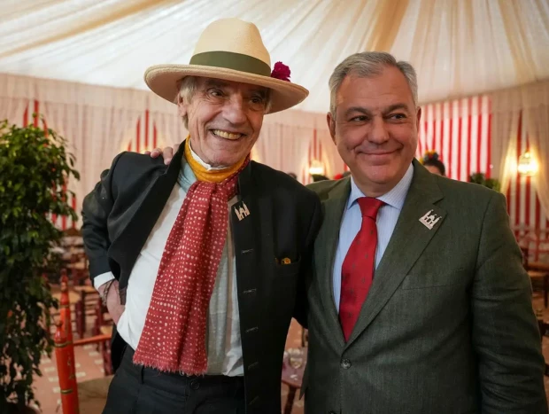 El famosos actor Jeremy Irons junto a José Luis Sanz Ruiz, alcalde de Sevilla.