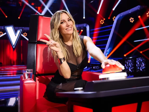 Edurne en su mesa de jurado de la Voz Kids
