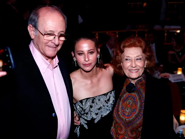 Emiliio Gutiérrez Caba con su hermana Julia, de 92 años, y la sobrina-nieta de ambos, Irene Escolar, que ha seguido la tradición familiar.