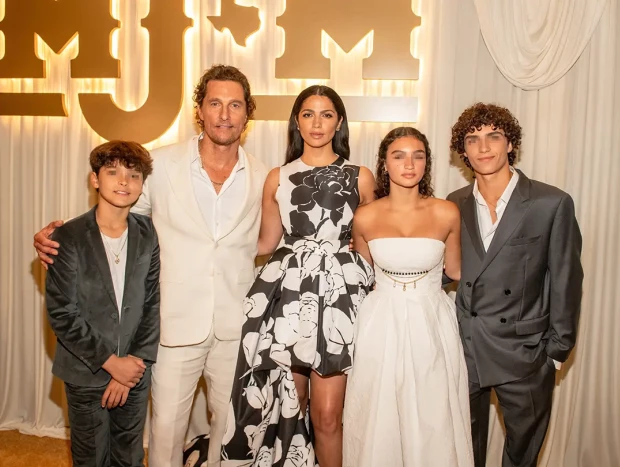 Matthew McConaughey posando con su mujer y sus hijos.