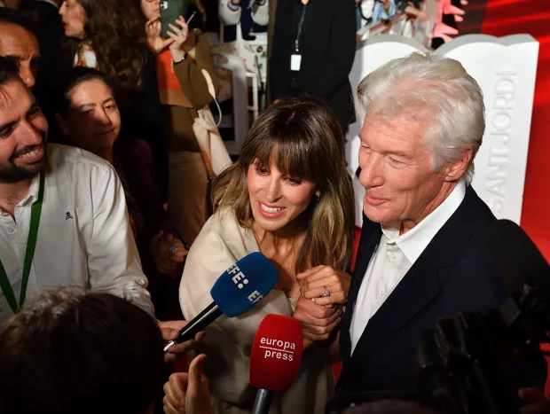 Richard y Alejandra Gere atendiendo a la prensa durante el evento.