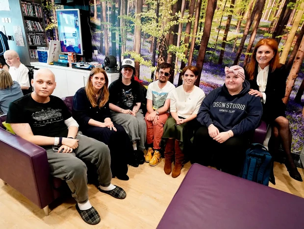 Sarah Fergusson con sus hijas acompañando pacientes de cáncer en un hospital.