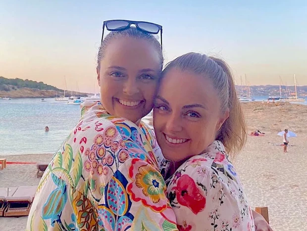 Shaila Dúrcal posa abrazada a su hermana Carmen Morales.
