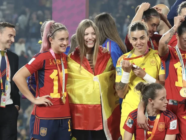 La infanta Sofía celebrando con las chicas de la selección española de futbol femenino su victoria en el mundial.