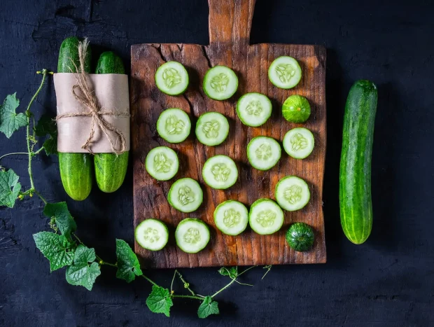 Anota en tu lista de la compra verduras y hortalizas de intenso color verde, como el pepino, el calabacín, el brócoli o las espinacas, ya que son excelentes depurativos naturales.