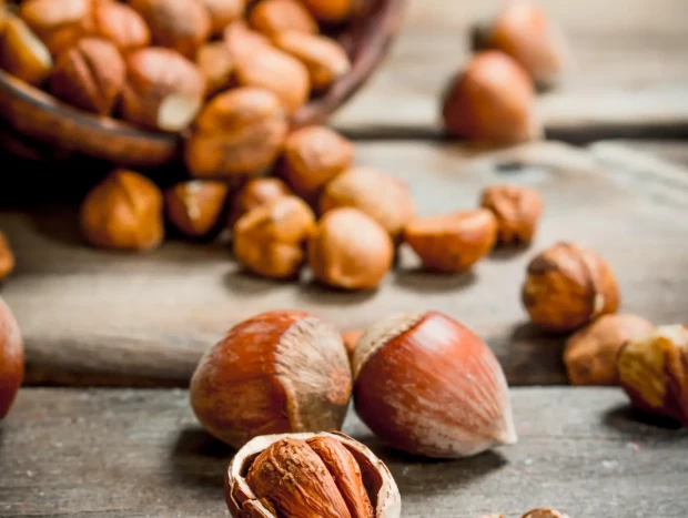 Los frutos secos, ricos en vitamina E, grasas buenas y selenio, lo tienen todo para elevar la belleza de tu piel desde el interior.