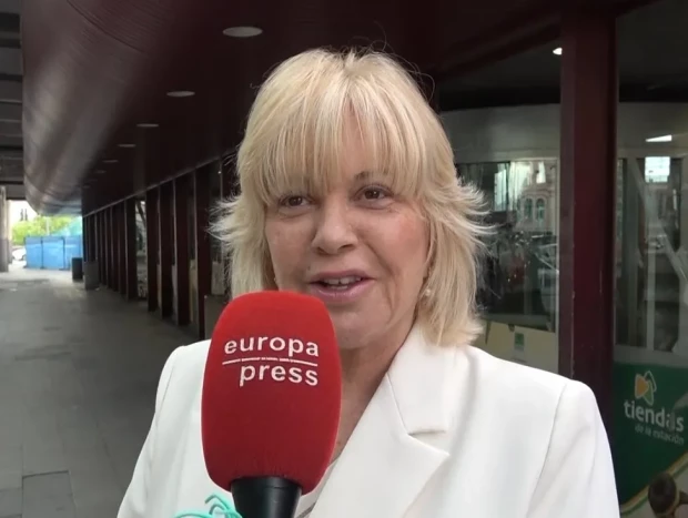 Bárbara Rey en una imagen de EP hablando de su biografía