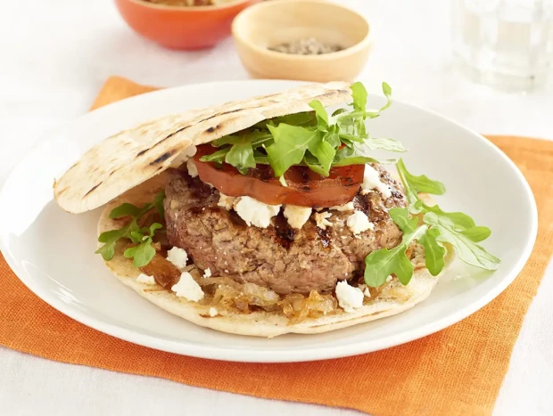 Hamburguesa de ternera con tomate y queso feta