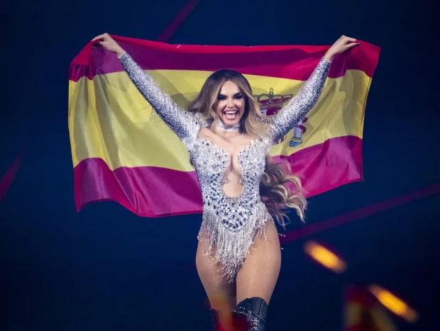 Melody en el pase de bandera en Eurovisión 2025