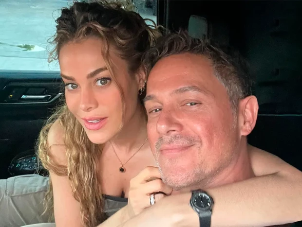 Candela Márquez y Alejandro Sanz en un coche.