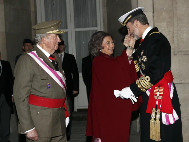 La reina Sofía junto a Juan Carlos I saludanddo a su hijo Felipe VI