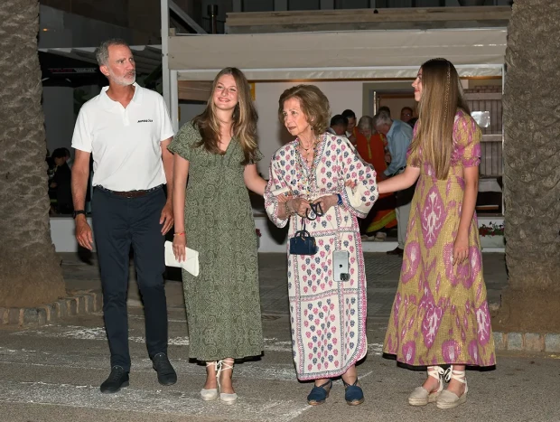 La princesa Leonor con su padre Felipe VI, su hermana la infanta Sofía y su abuela la reina Sofía.