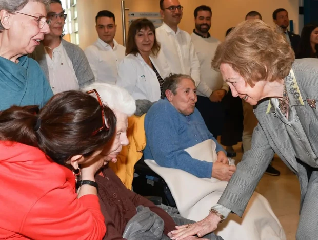 Doña Sofía, muy cariñosa con los ancianos de un centro para enfermos de Alzheimer.