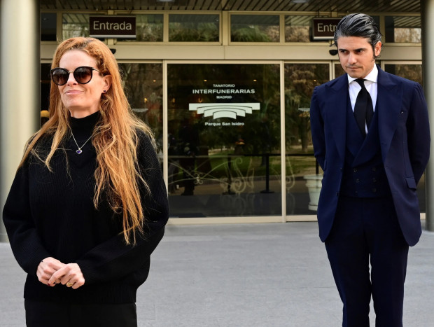 Olivia de Borbón y su marido, Julián Porras, en el tanatorio en 2020, tras la muerte de la hermana de ella.