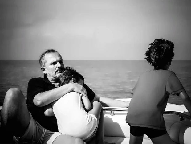 Miguel Bosé con sus hijos