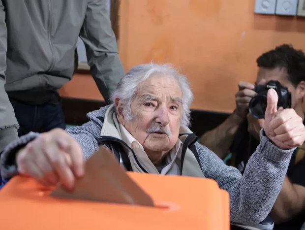 Pepe Mujica votando.