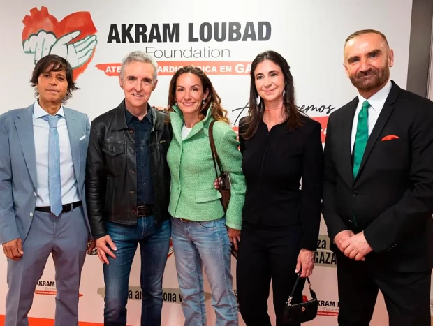 Ramoncín junto a Telma Ortiz y al doctor Loubad en un acto solidario.