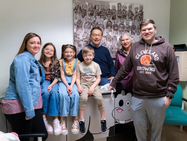 Los tres hermanos, su familia y su médico, en una sala del Hospital de la Universidad de California en Los Ángeles (UCLA) donde han sido tratados.