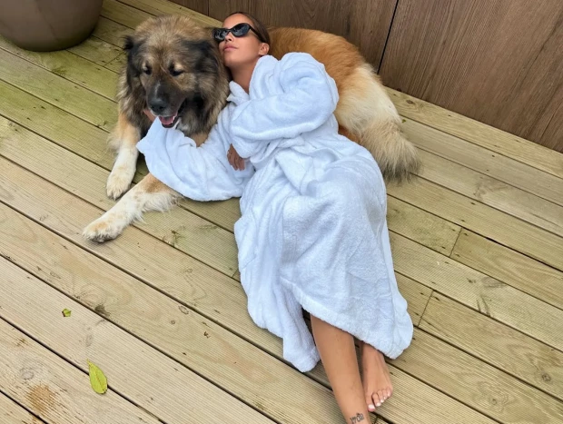 Gloria Camila y su perro, Azabache.