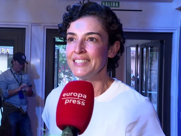 Blanca Romero, hablando con la prensa en un concierto de La Mari, de Chambao.