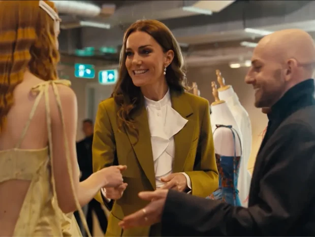Kate Middleton le entregó el premio a Patrick McDowell luciendo un traje de Victoria Beckham.