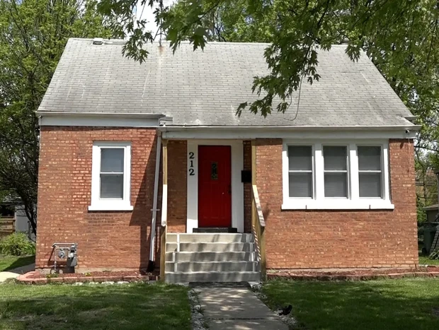 La casa del barrio de Dolton donde Robert Prevost se crio, que ahora está en venta.