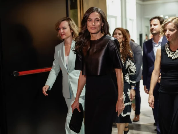 La reina Letizia asiste vestida de negro al certamen 'Solo de Ciencia'