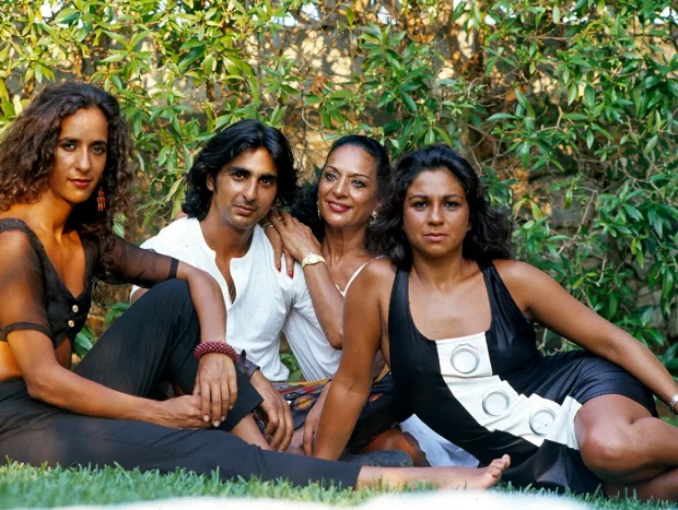 Antonio Flores con su madre Lola Flores y sus hermana Lolita y Rosario.