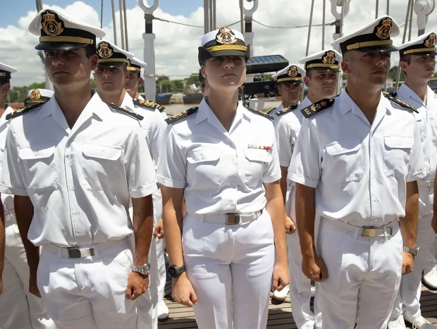 Leonor en formación junto a sus compañeros guardamarinas.
