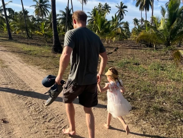 El príncipe Harry dando un paseo junto a su hija, Lilibet