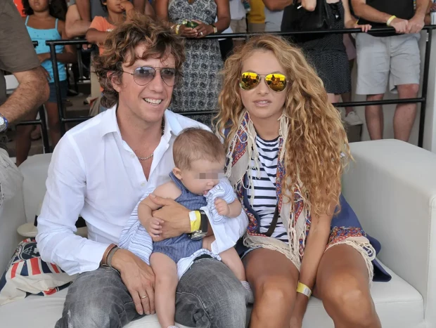 Colate y Paulina Rubio con su hijo en brazos.