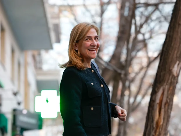 Infanta Cristina sonriente en la calle