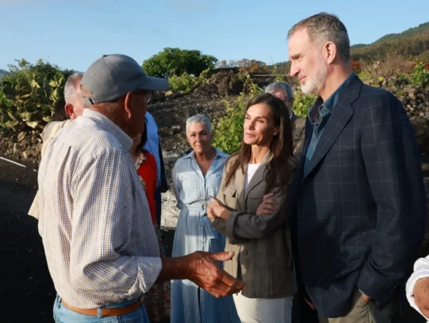 El Rey Felipe VI y la Reina Letizia conversando con los afectados