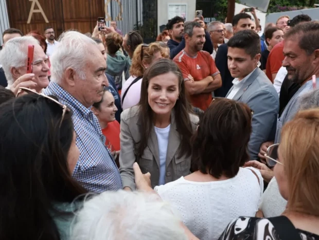 El Rey Felipe VI y la Reina Letizia saludando al pueblo de La Palma