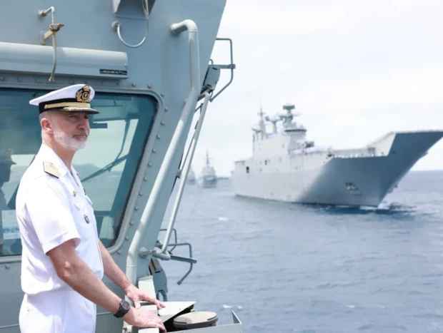 El Rey Felipe VI presidiendo la exhibición naval