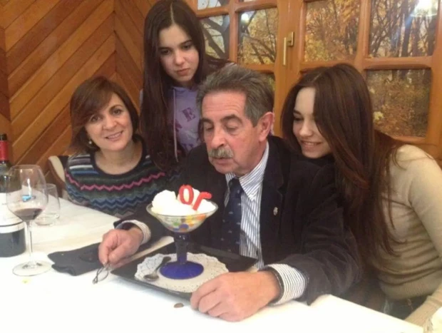 Miguel Ángela Revilla con su mujer y sus hijas, Lara y Jana.