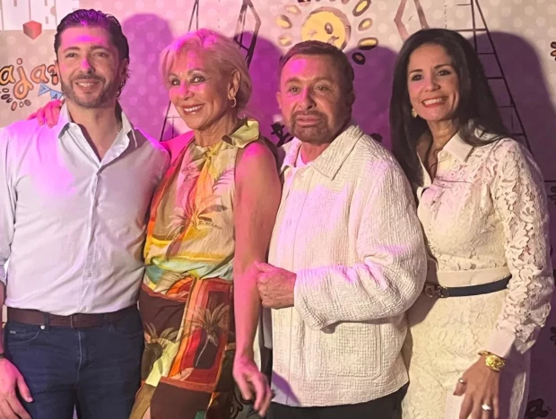 Ángel Cristo en el cumpleaños de Jenny Llada, con José Manuel Parada y Ana Herminia.
