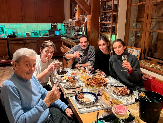 Alain Delon cenando con sus otros hijos Anthony y Alain-Fabien y sus respectivas parejas.
