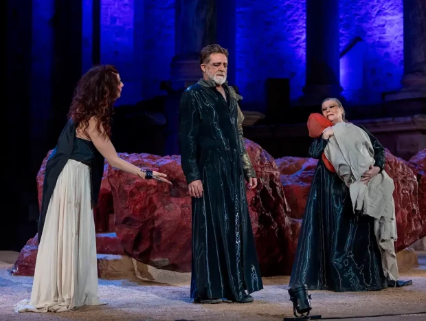 Juanjo Artero y María Garralón durante una escena de la obra de teatro 'Ilfigenia'.