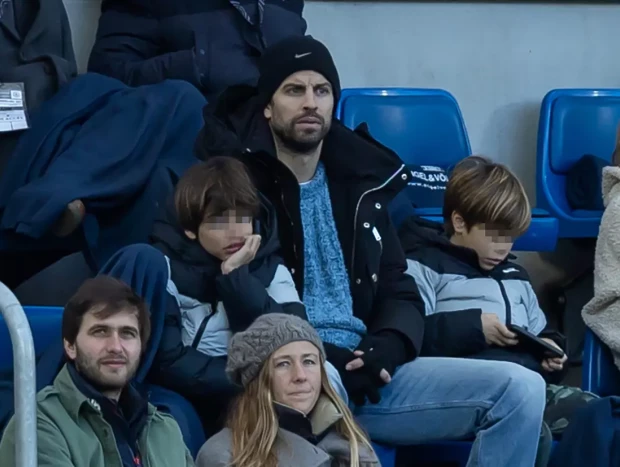 Gerard Piqué viendo futbol con sus hijos Milan y Sasha.